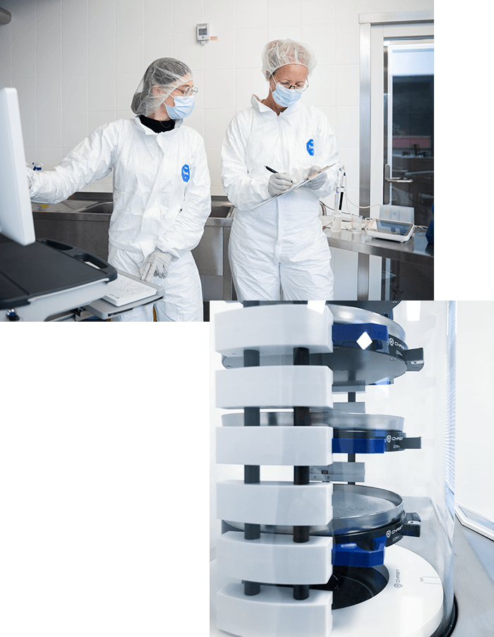 Michèle Lindner and a laboratory technician in protective clothing work in the cleanroom, next to a picture of laboratory equipment in a sterile housing.